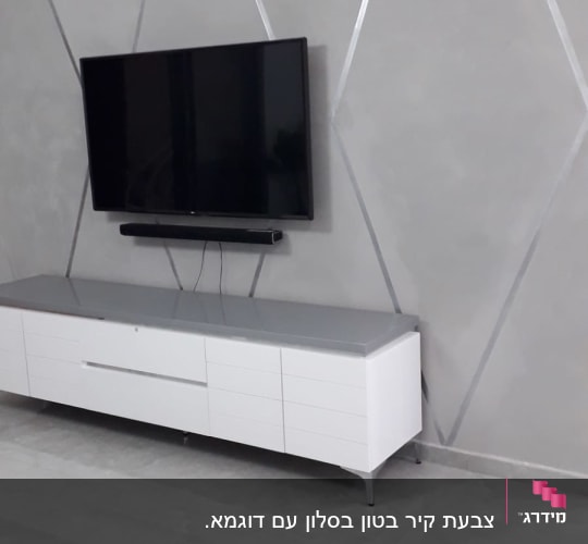 קיר אפור עם פסים דקורטיביים לבנים